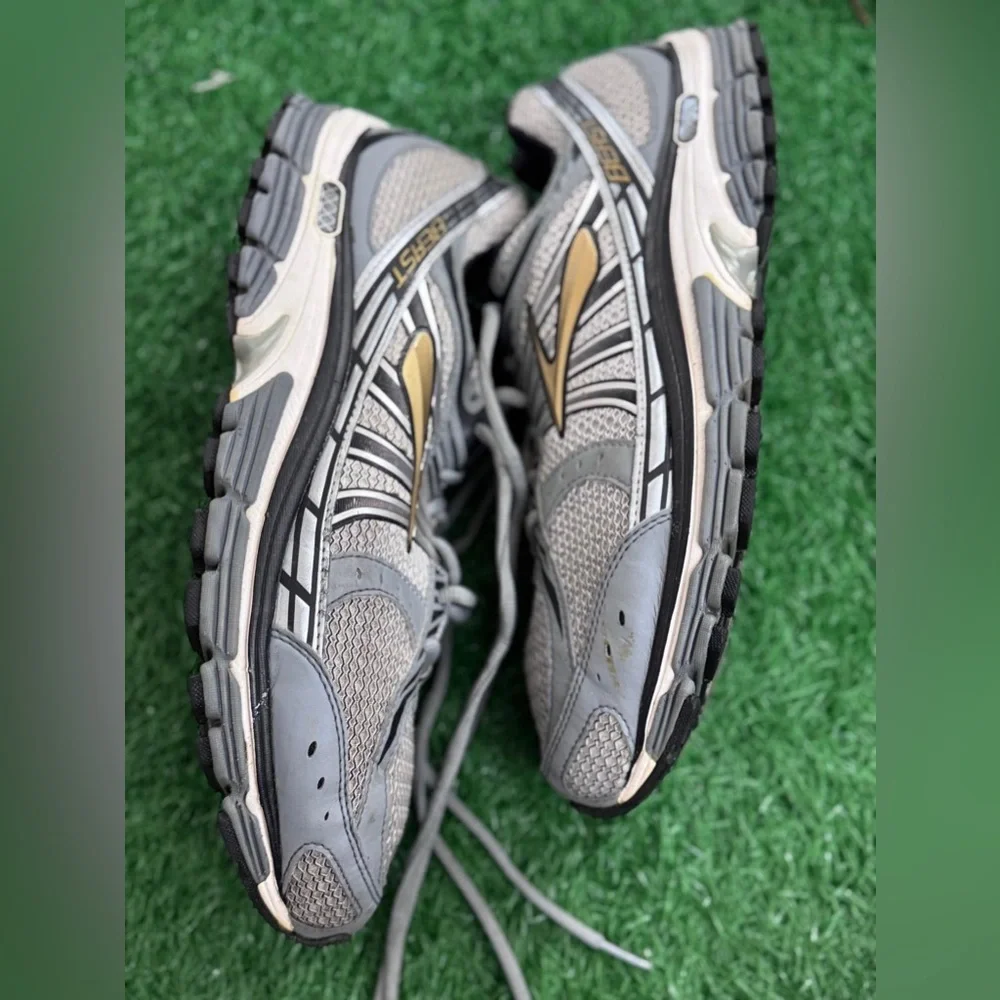 Brooks Men’s‎ Gray and Gold Athletic Shoes Size 12